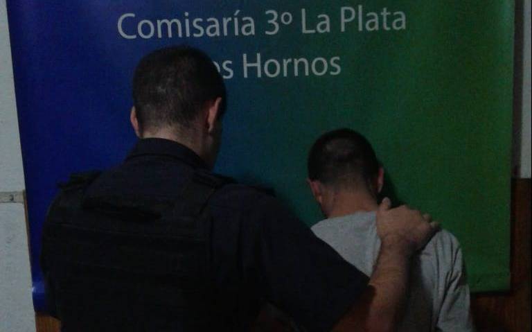 Los Hornos: estaba a punto de robarse un auto, pero justo llegó el dueño