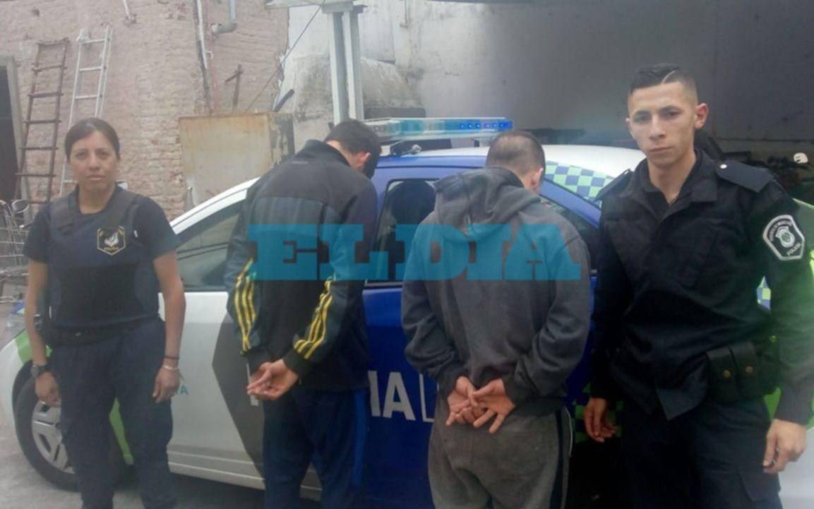 No les pasó la tarjeta en un negocio y los detuvieron por el robo de una billetera en 41 y 17