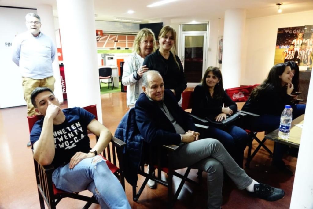 Sabella regresó a la Sede para participar del Café Literario