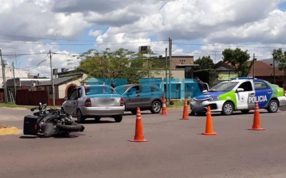 Mañana accidentada en la Ciudad: un choque y vuelco y un motociclista herido