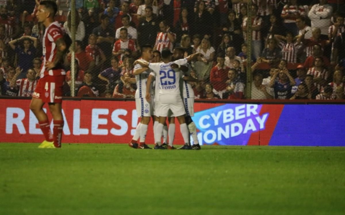 Godoy Cruz goleó a Unión y le frustró la chance de estar en la punta