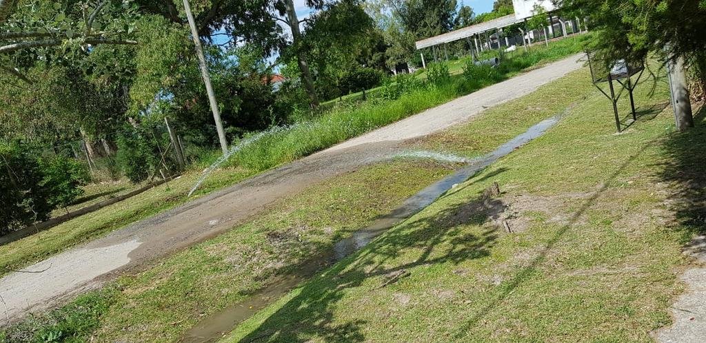 Un despilfarro de agua sin fin en el barrio La Emilia