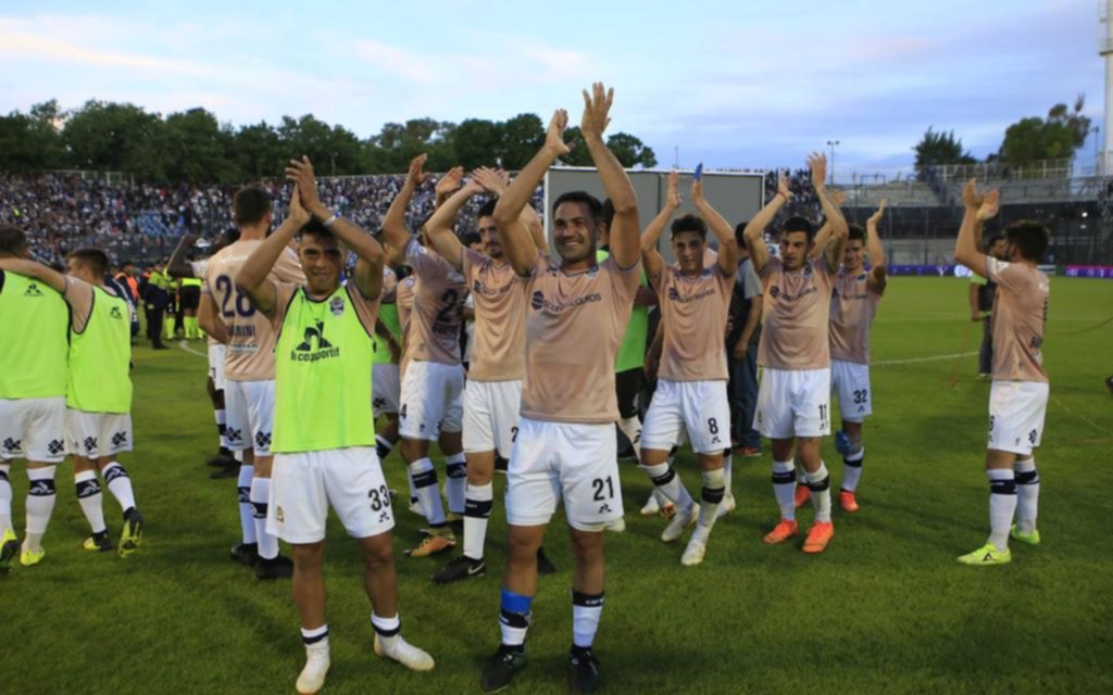 Todos para uno y uno para todos, el lema que simboliza el fútbol del Lobo