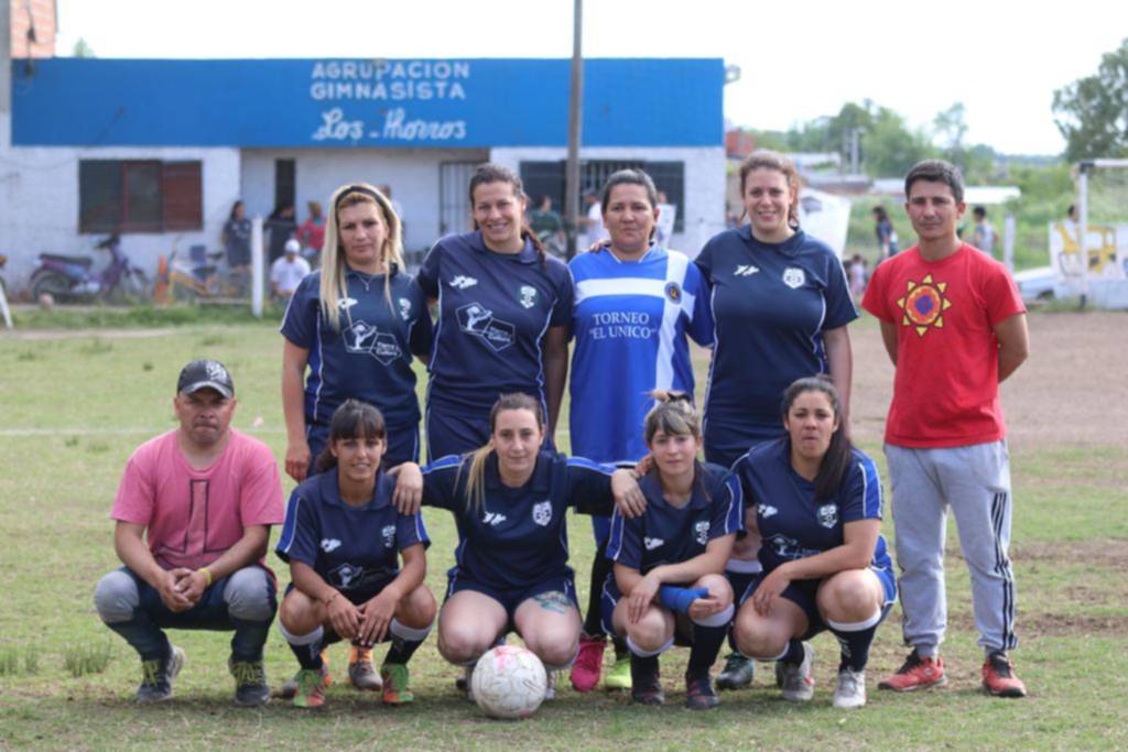 Fútbol con pasión y perfume de mujer en los potreros platenses