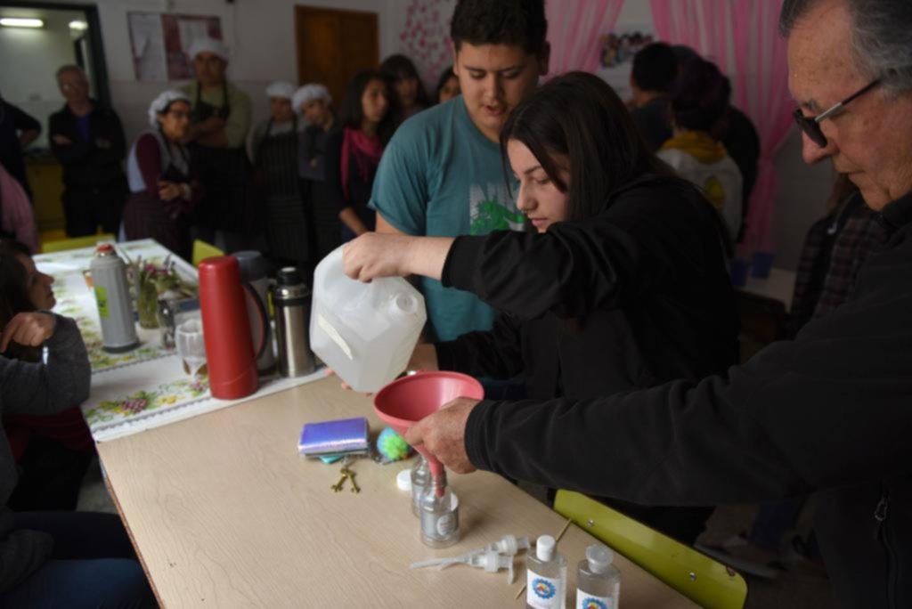 Alumnos de la Técnica 5 donaron alcohol en gel para estudiantes de la Escuela 526