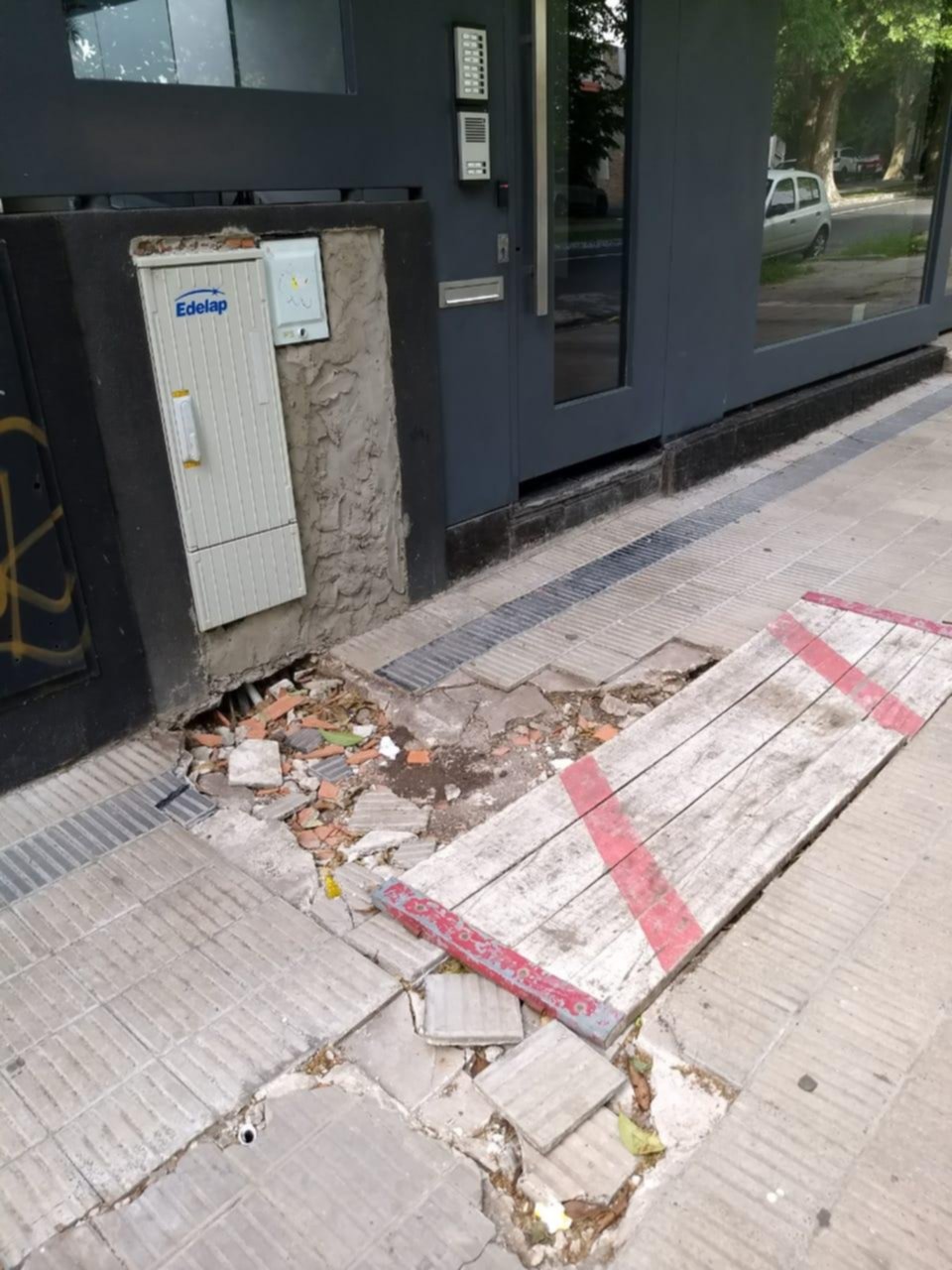 Piden la reparación de una vereda destruida por una empresa de servicios públicos