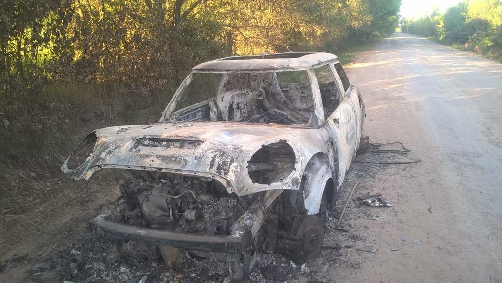 Incendiaron un auto de alta gama en un descampado del barrio El Peligro