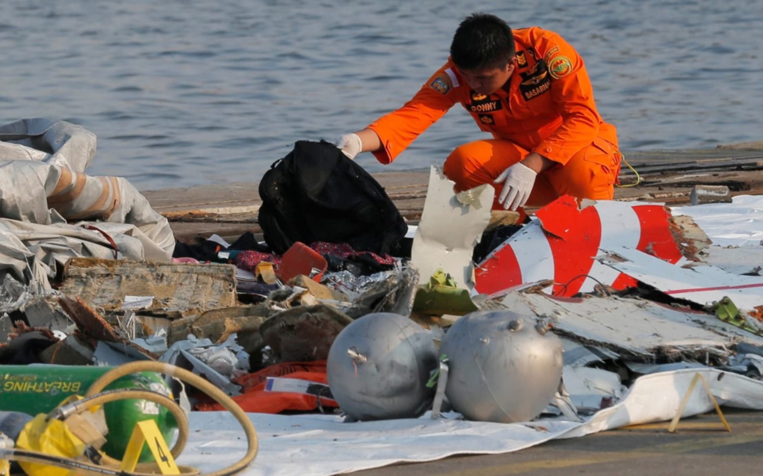 Tragedia aérea en Indonesia: un avión cayó al mar apenas despegó