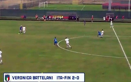 Golazo de la mitad de la cancha en el Campeonato de Europa de fútbol femenino