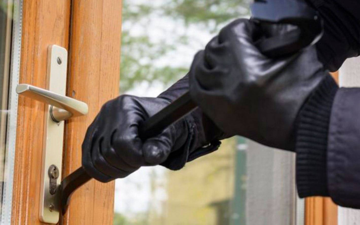 Roban tres casas linderas en Quilmes Centro