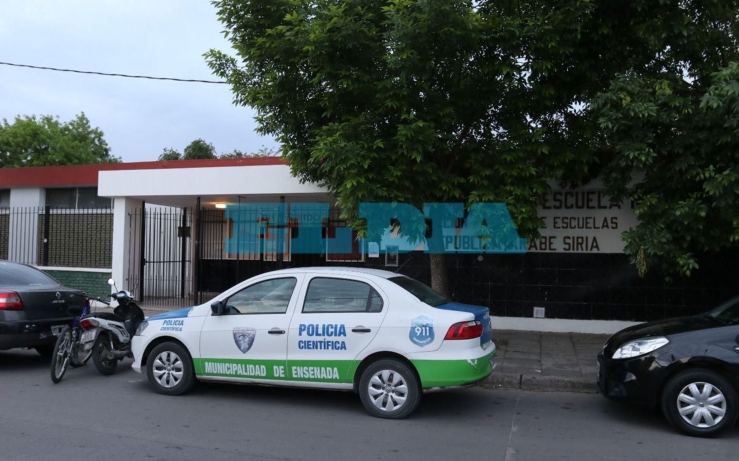 Revuelo en una escuela de Berisso: tiraron una bengala y hubo intoxicados