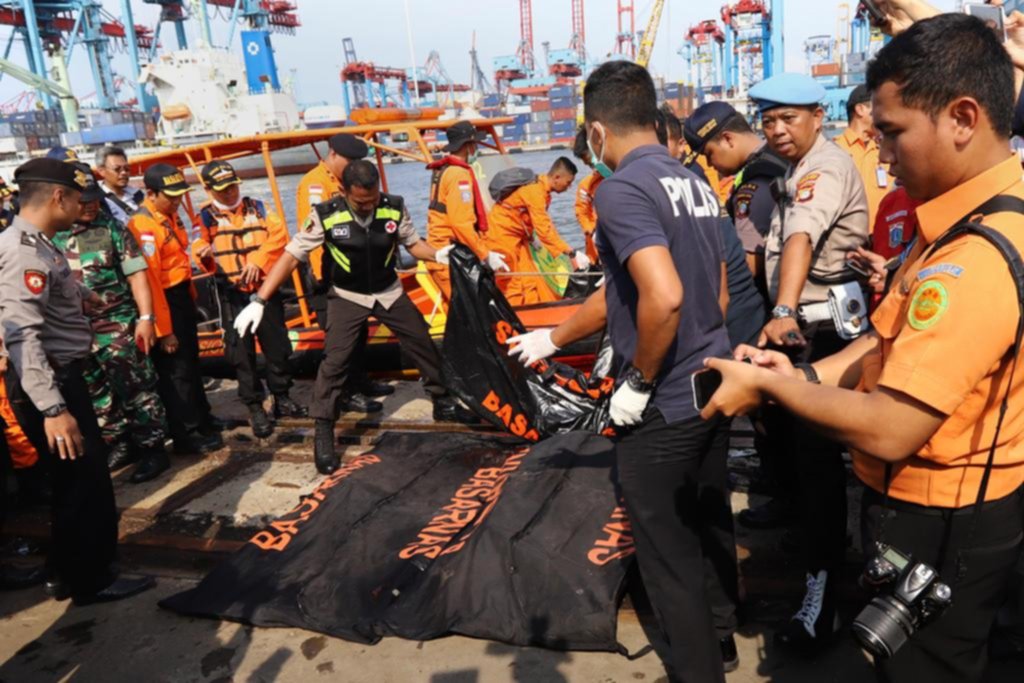 El drama del avión low cost que cayó en el mar de Java con 188 personas a bordo