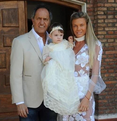 Scioli y una sexy Berger bautizaron a la pequeña Francesca
