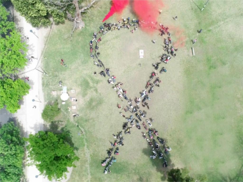 Coreografía de motociclistas en el mes de la lucha contra el cáncer de mama