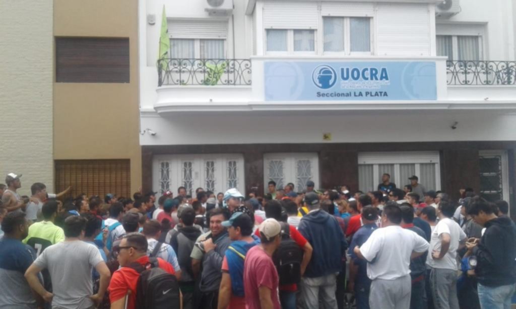 Otra protesta frente a la nueva sede de la Uocra inquieta a los vecinos