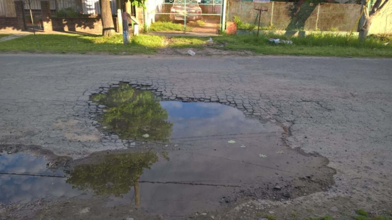 Enorme pozo en una calle de Ringuelet