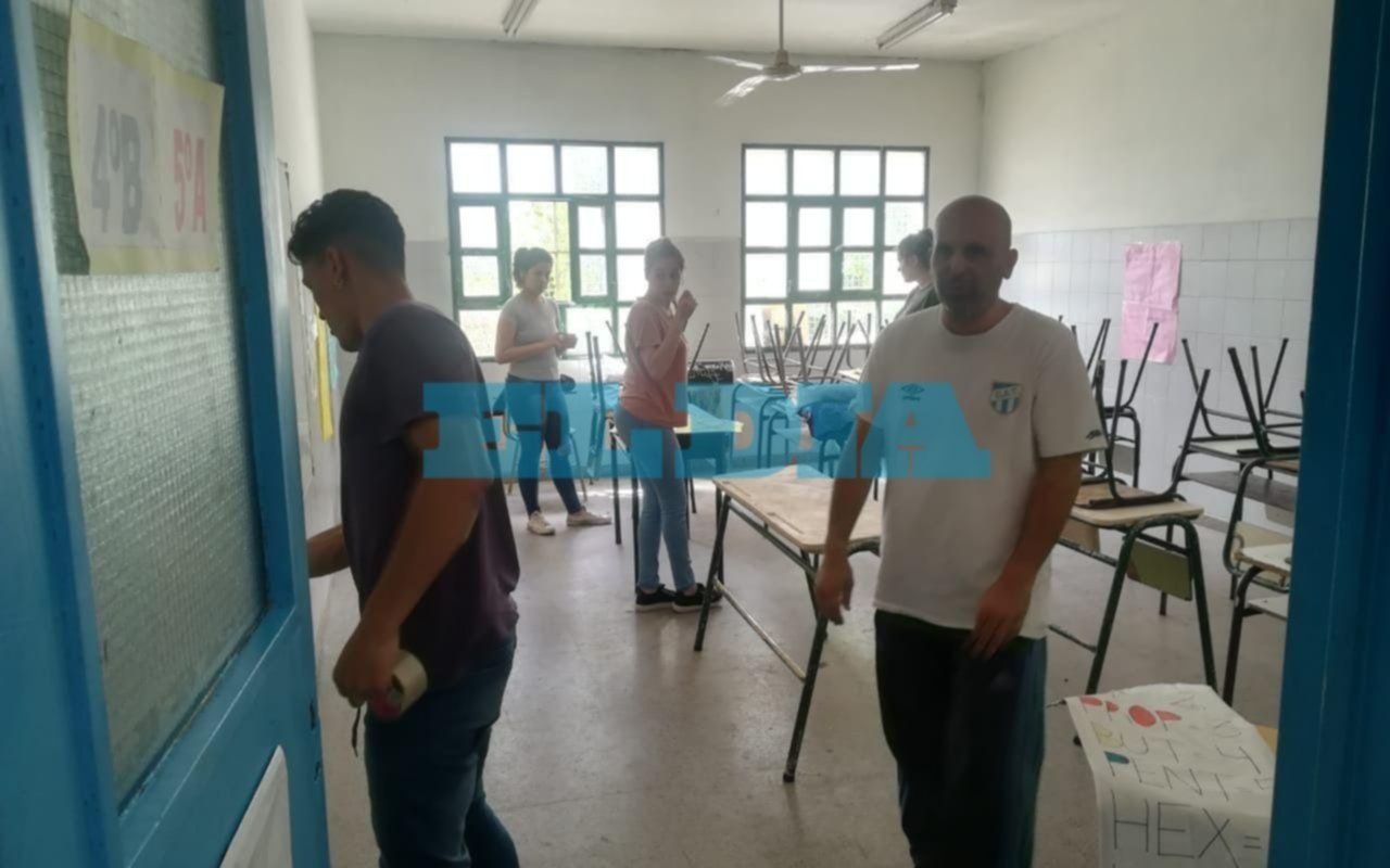 Alumnos y adultos realizaron una jornada de limpieza en la Secundaria Nº 83