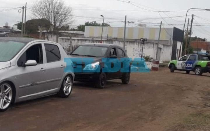 Remolcaban un auto con una soga en Los Hornos y cayeron presos acusados de robo