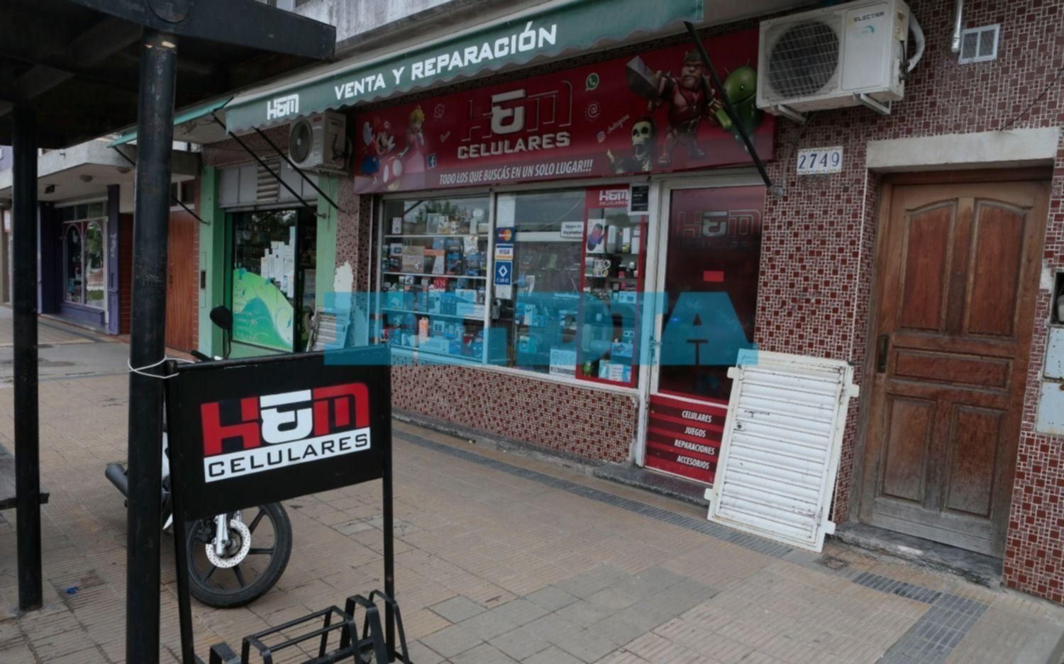 Robaron una casa de celulares de Berisso con un arpón: se llevaron $200 mil en mercadería