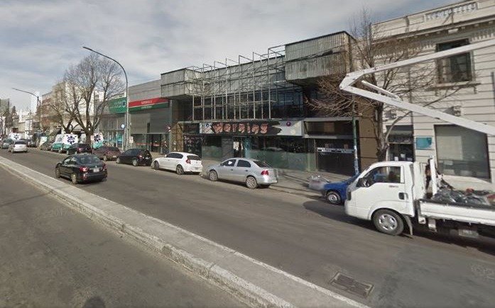 Sorprendieron a estafadores instalando dispositivos en el cajero de un banco de calle 7
