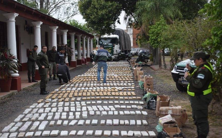 Abandonaron casi una tonelada de marihuana en un campo