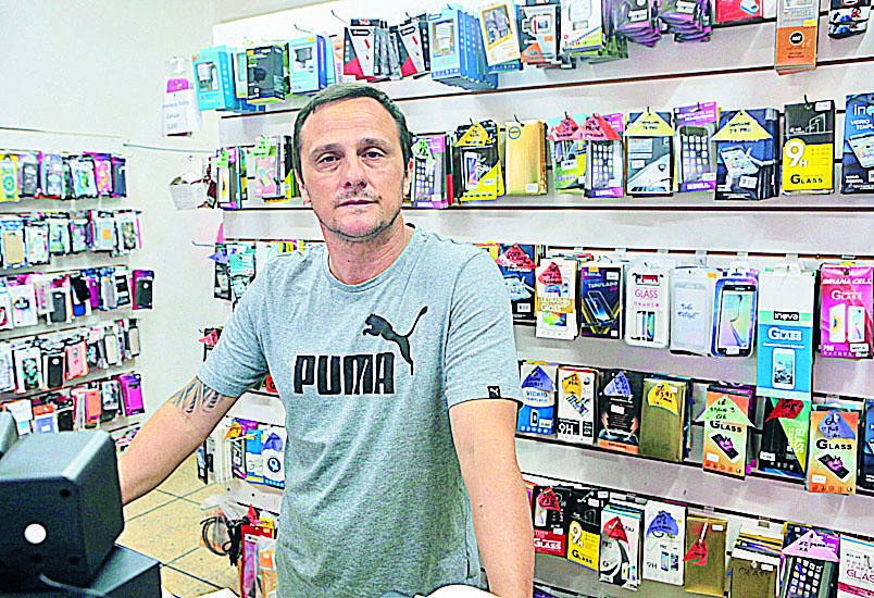 Con un arpón, asaltaron un local de celulares de Berisso