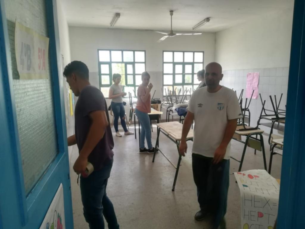 Padres, profesores y alumnos, unidos para poner a punto una escuela
