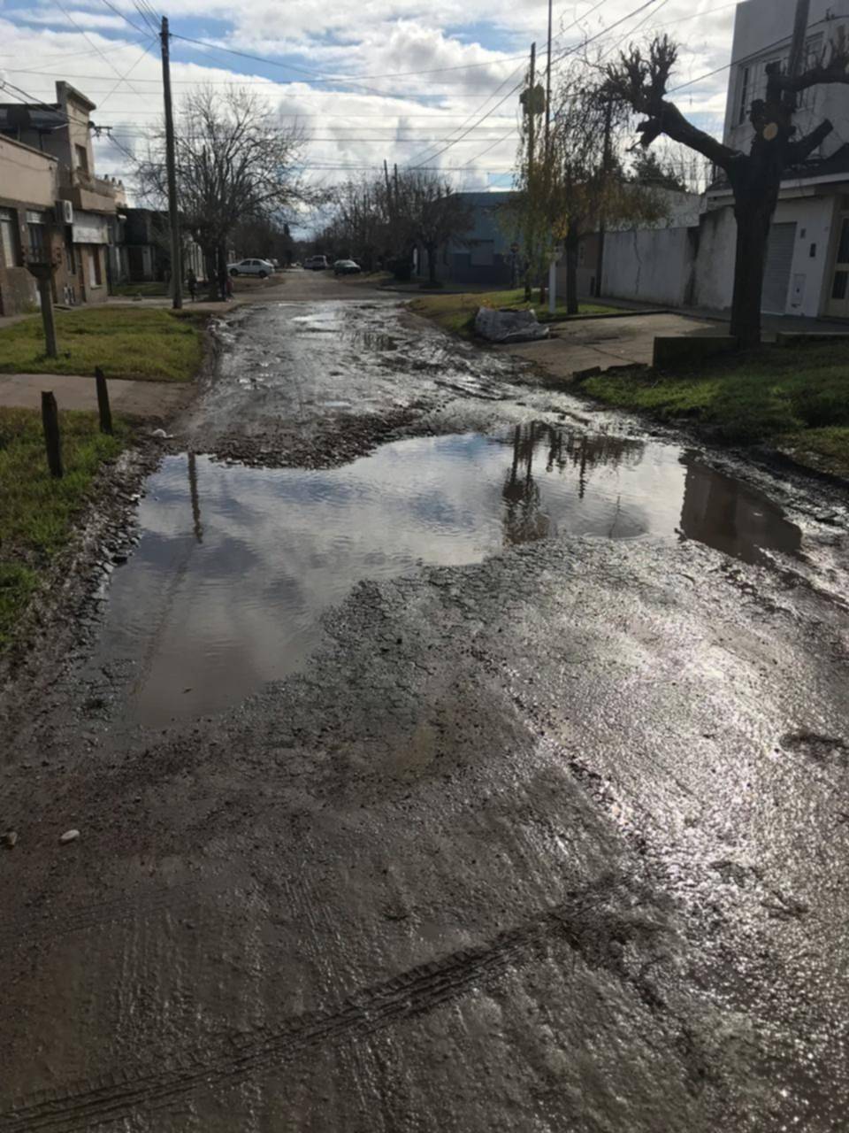 Una calle intransitable en San Carlos aisla a los vecinos