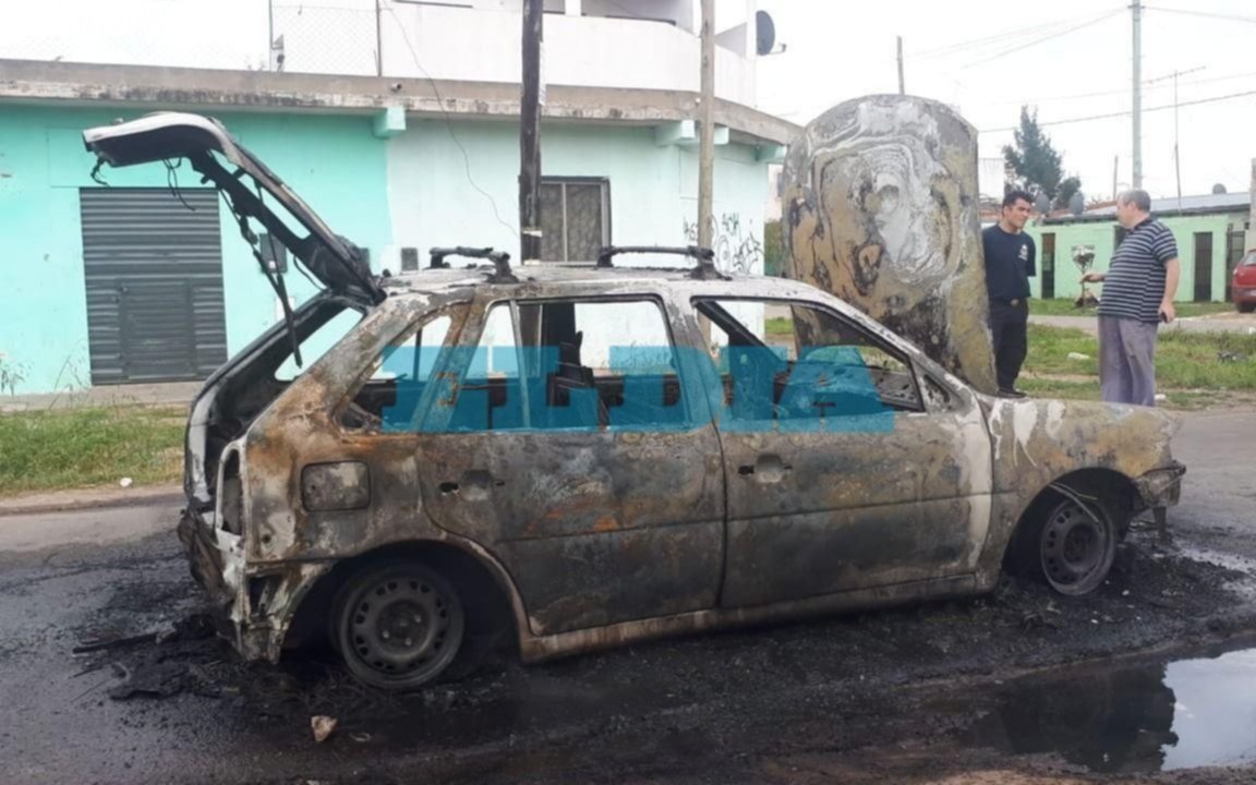 Ardió un auto en Los Hornos y causó tensión en todo el barrio