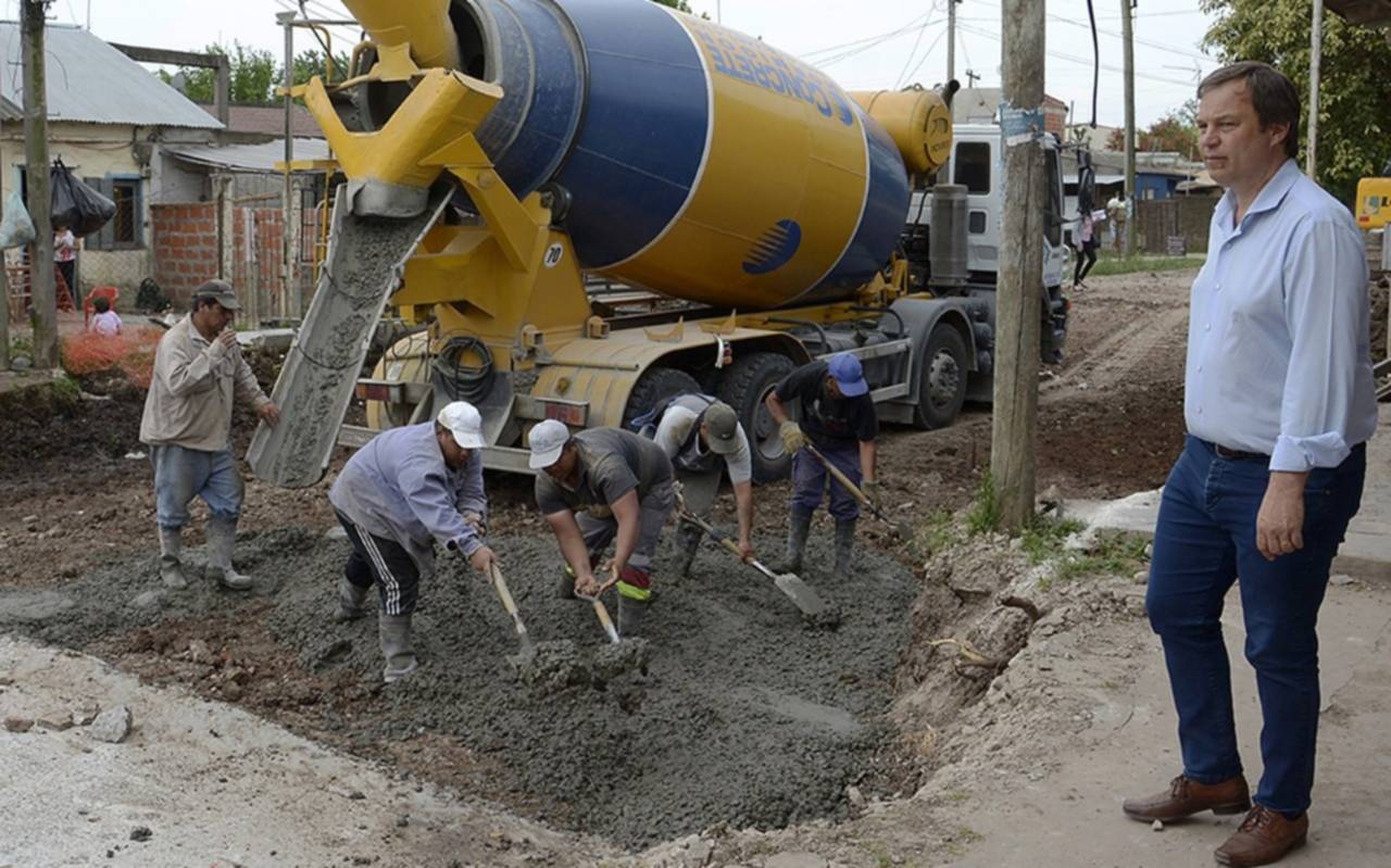 Cascallares recorrió obras de asfalto en las localidad de Brown 
