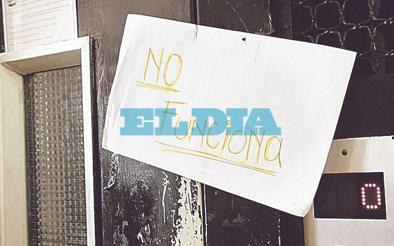 En el Pasaje Dardo Rocha hay cinco ascensores pero ninguno se puede usar