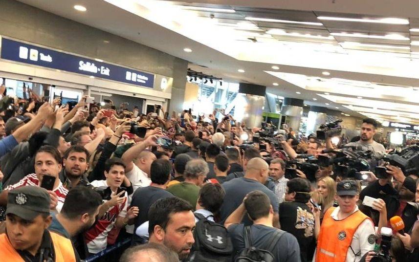 VIDEO: Así fue la llegada de River a Buenos Aires tras la hazaña en Porto Alegre
