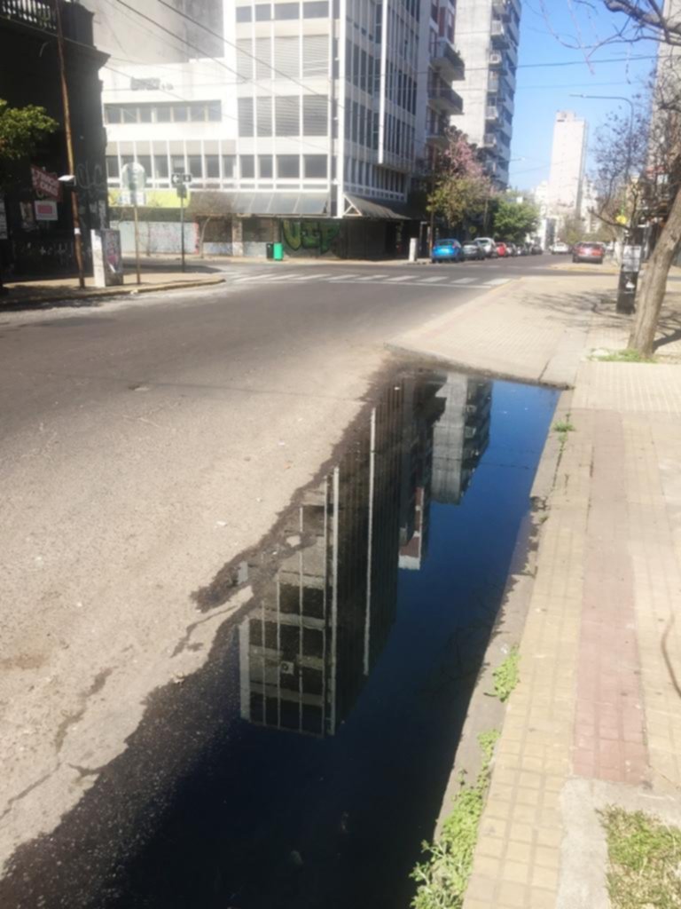 Agua putrefacta que inunda de mal olor una esquina céntrica