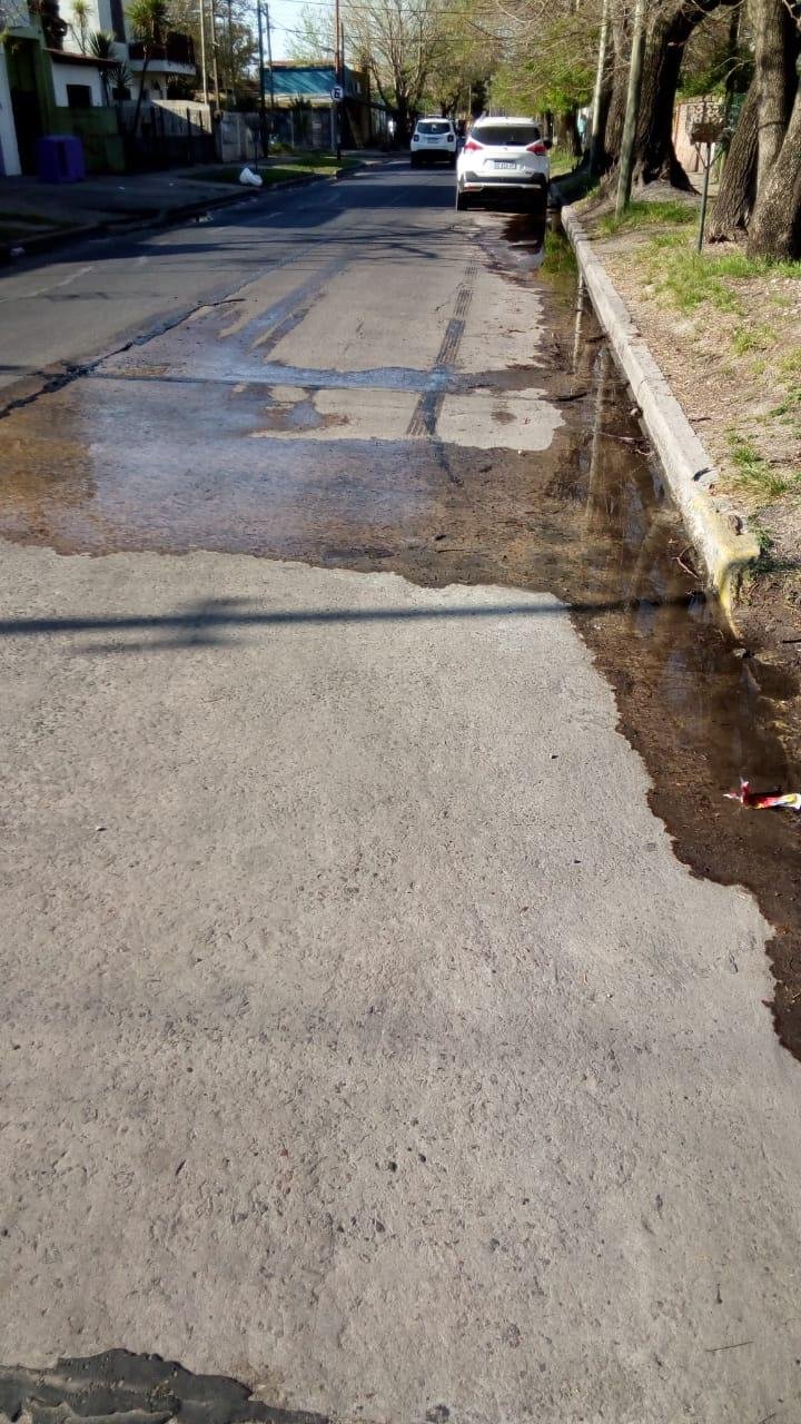 Toda una calzada inundada a raíz de una pérdida de agua