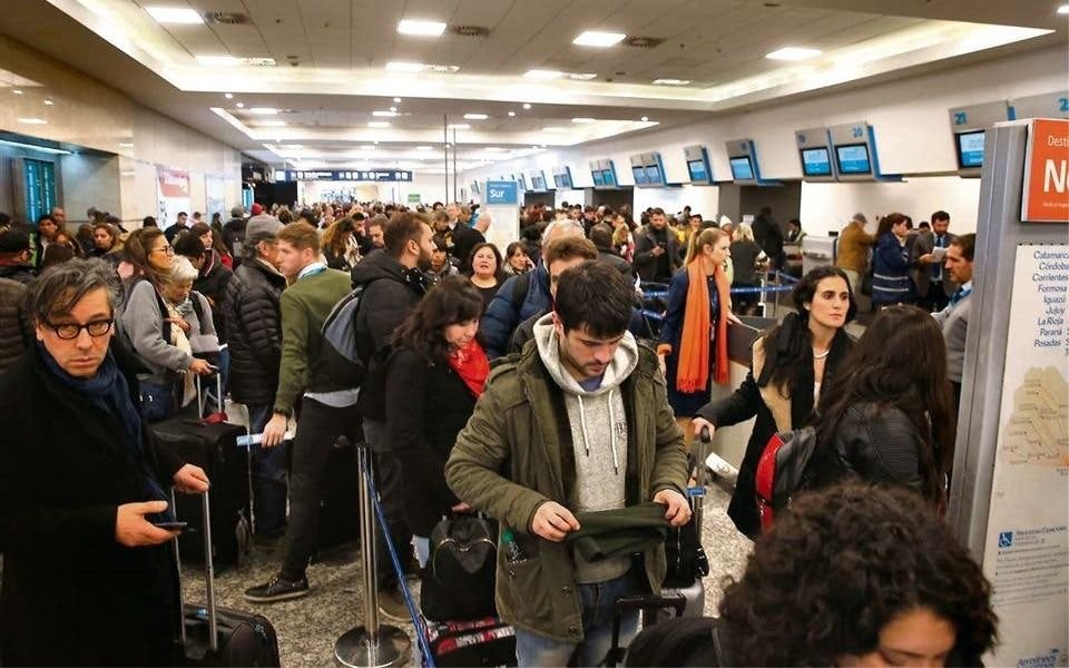 Demoras y cancelaciones en Aeroparque por intensa tormenta con actividad eléctrica