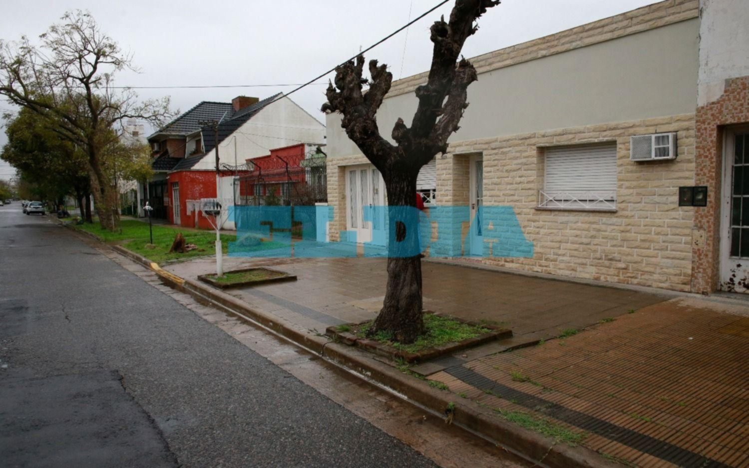 Tolosa: cuatro delincuentes golpearon a un joven y le robaron el auto