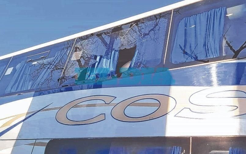 En la autopista, atacaron a piedrazos un micro que traía chicos de un viaje de egresados