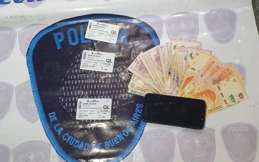 Detienen a dos revendedores de entradas con más de 50 mil pesos