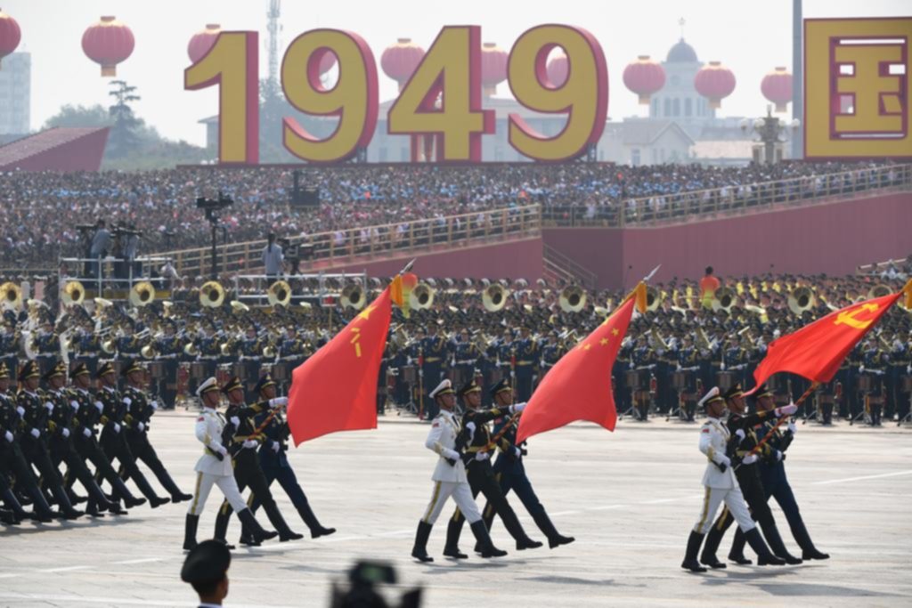 Colosal desfile militar en China y represión violenta en Hong Kong