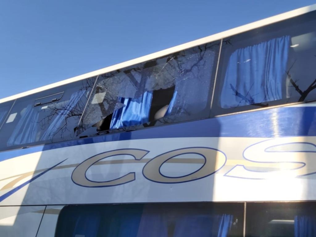 Los “tirapiedras” de la Autopista les arruinaron la vuelta del viaje de egresados