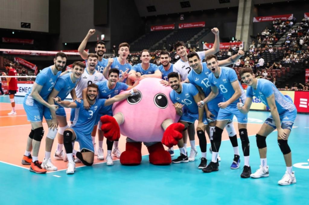 Argentina derrotó en el debut al último campeón