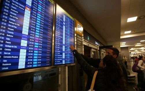 Los pilotos ratificaron el paro tras el pedido de Alberto F. de que levantaran la medida