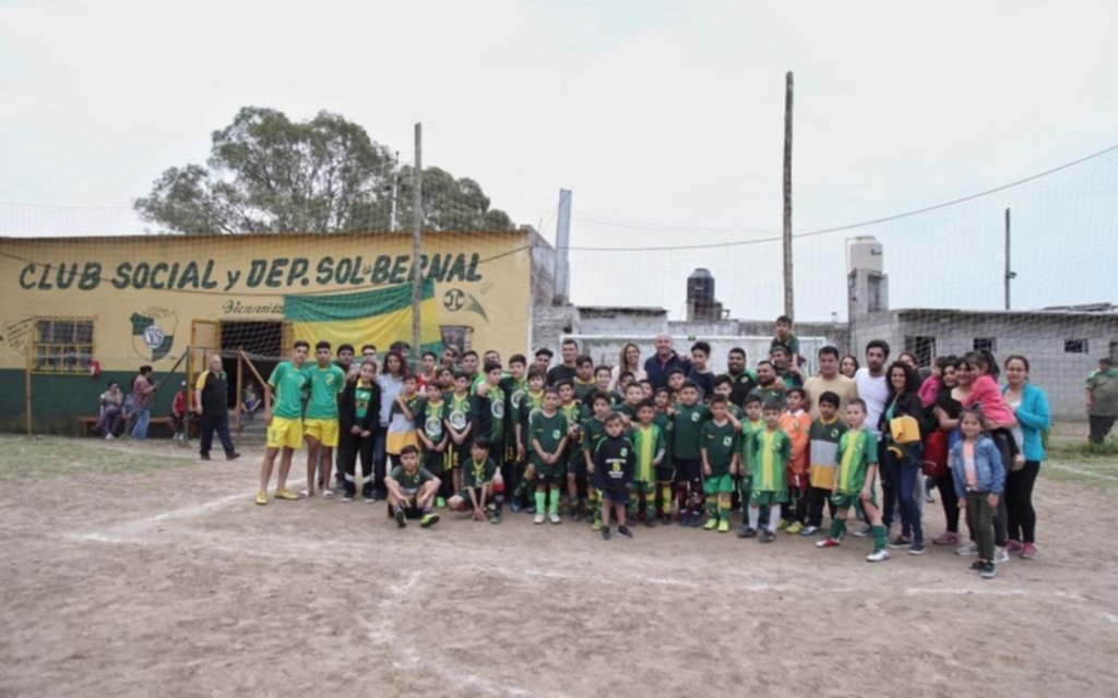 Molina visitó el Club Social Cultural y Deportivo Sol de Bernal