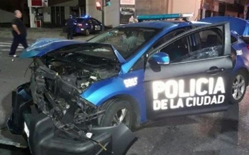 Detienen en Recoleta a dos adolescentes tras persecución y choque contra un patrullero