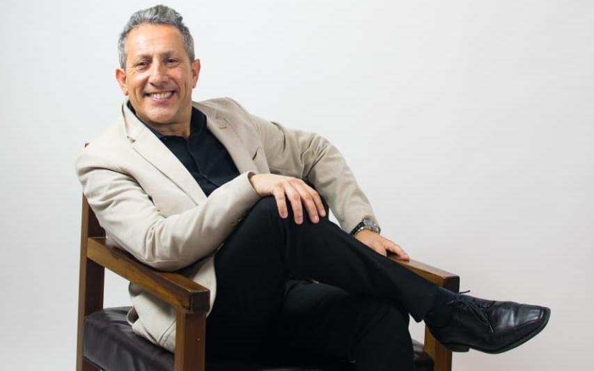 Alejandro Gardinetti: el artista vuelve a sus pagos para renovar el romance con los platenses