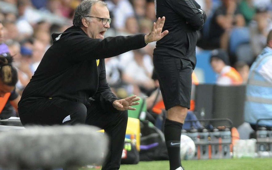 Un Bielsa "auténtico": cambio raro, pedido de disculpas y larga explicación
