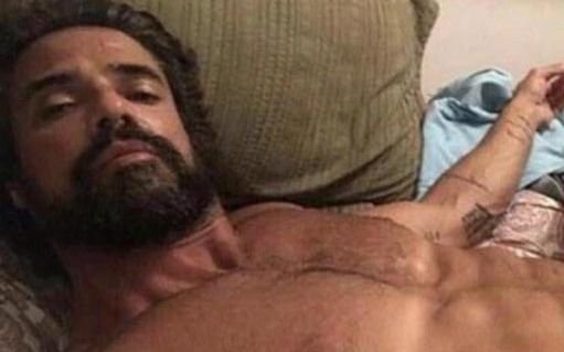 Una catarata de memes tras las fotos de Luciano Castro "como Dios lo trajo al mundo"