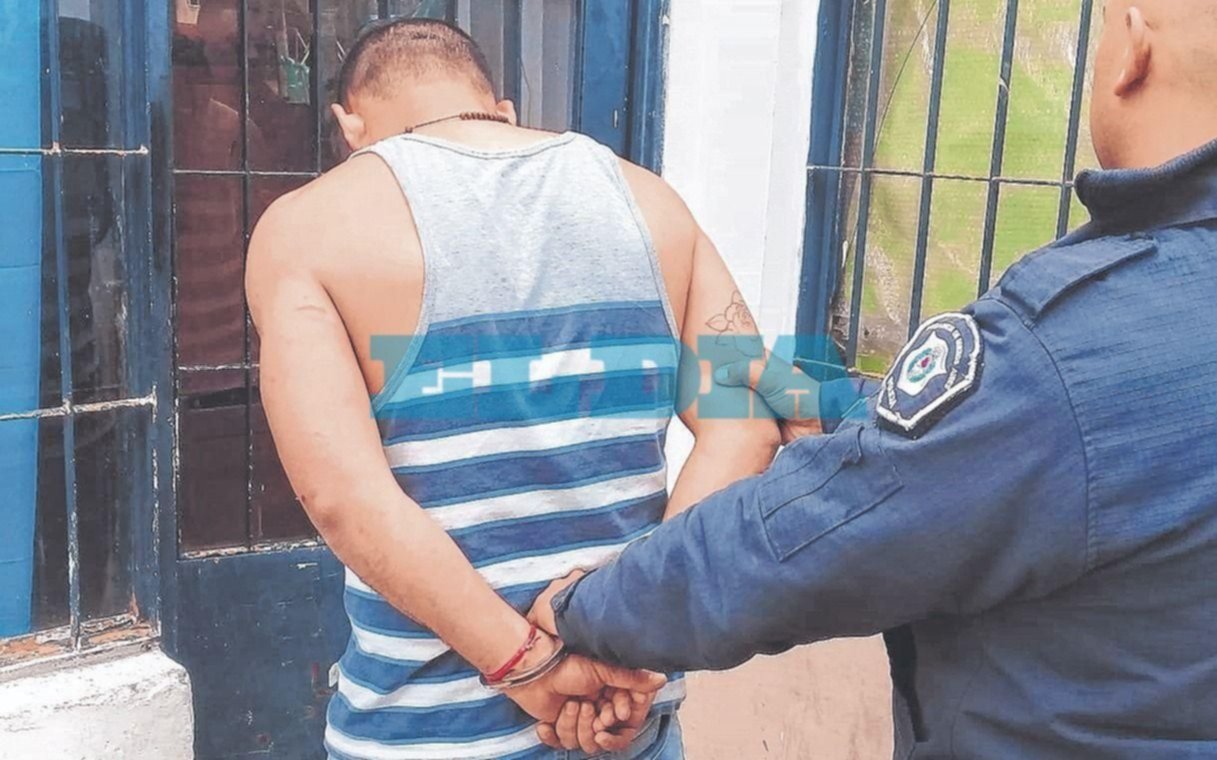 Detienen a 2 sujetos en estado de ebriedad acusados de causar disturbios y agredir a la policía
