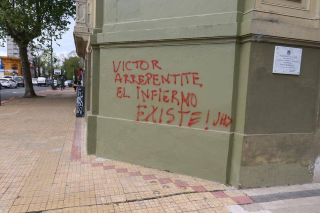 Nuevas pintadas en el Arzobispado: se las atribuyen a “grupos reaccionarios”