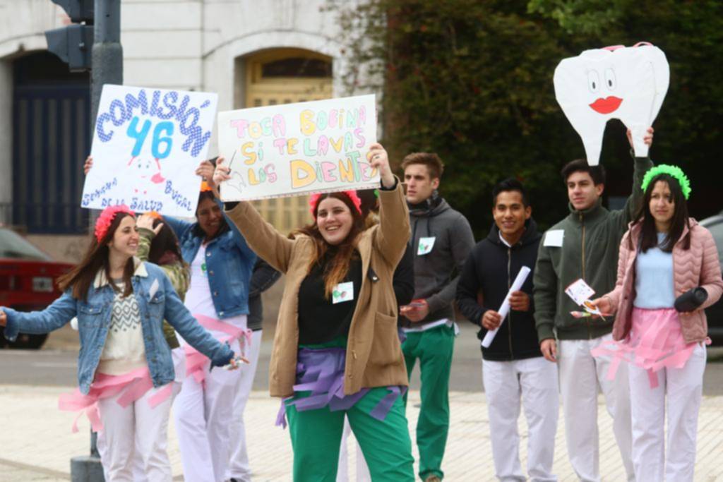 La cruzada por la salud bucal copa la calle de la mano de los estudiantes